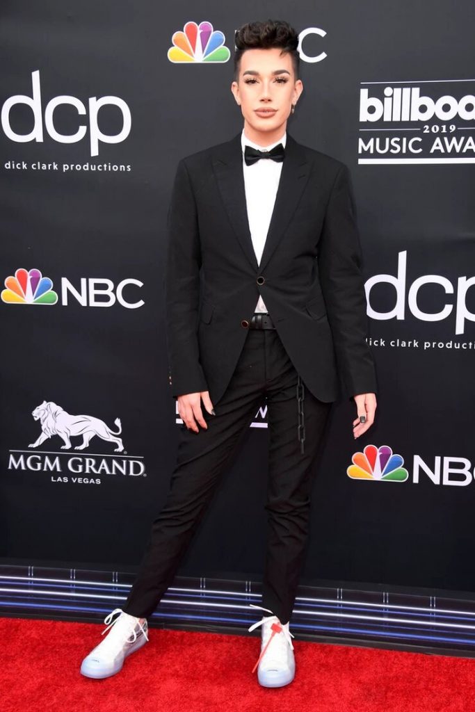 James Charles en la Red Carpet de los Billboard Music Awards 2019