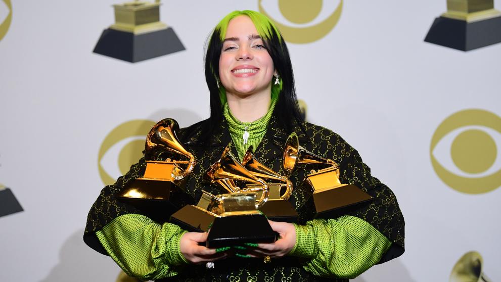 Billie Eilish con sus premios Grammys en 2020