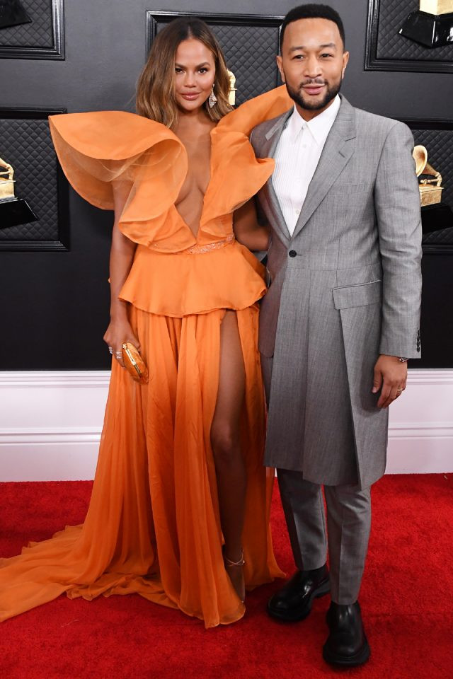 Chrissy Teigen junto a John Legend en la alfombra roja de los premios Grammy 2020