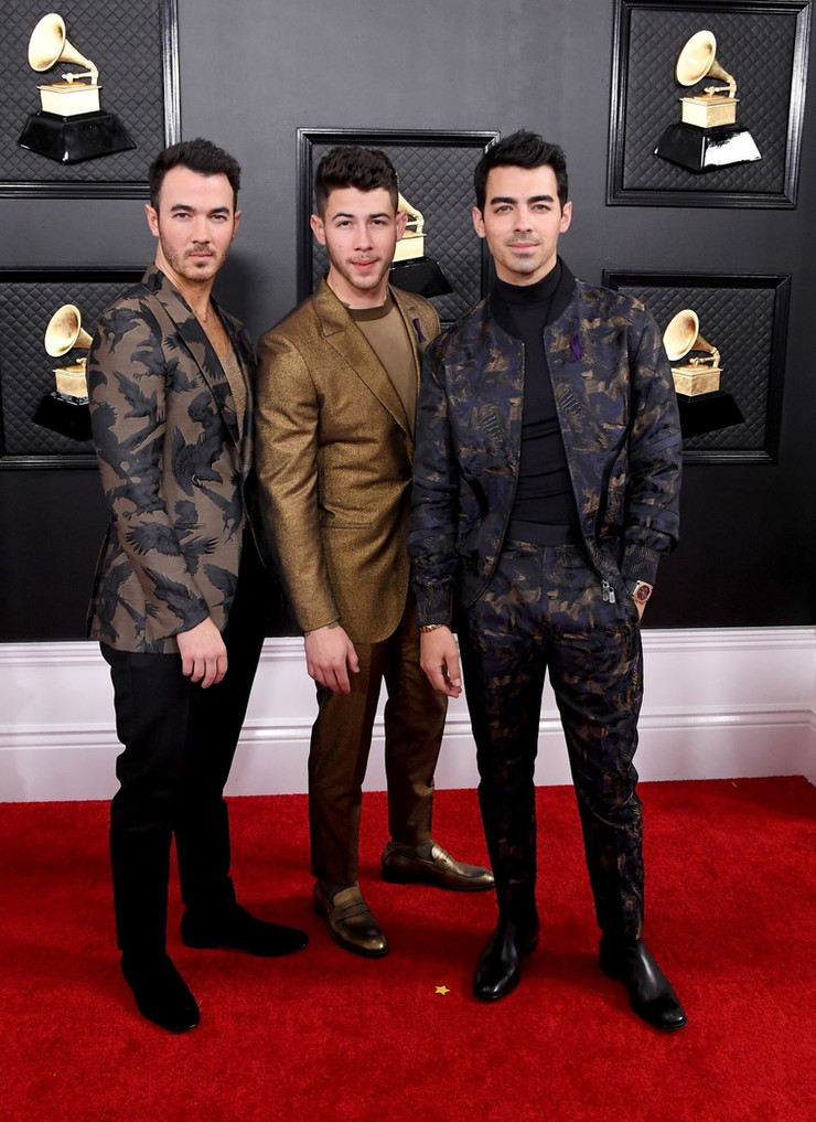 Los Jonas Brothers en la alfombra roja de los premios Grammy 2020