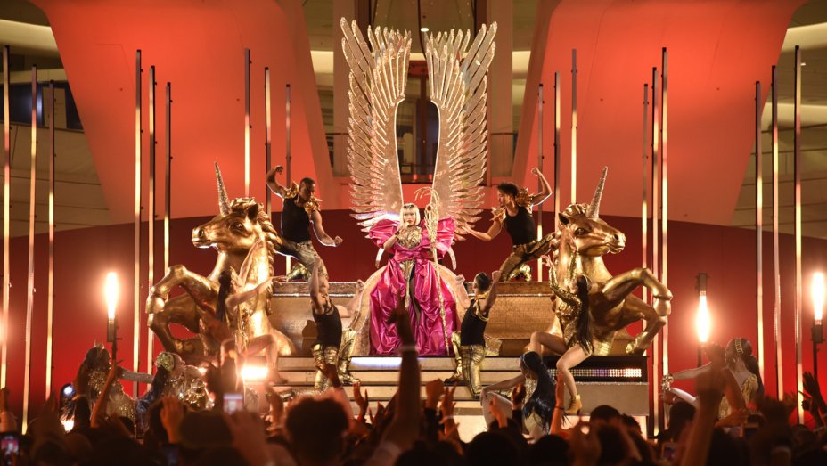 Nicki Minaj actuando en su gira Queen