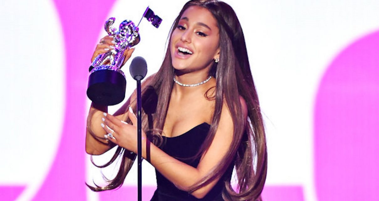 Ariana Grande recogiendo un premio MTV Video Music Awards