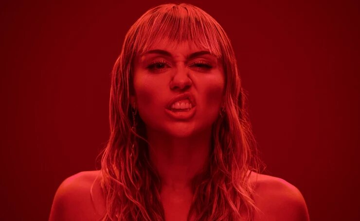 Miley Cyrus en el videoclip de Mothers Daughter