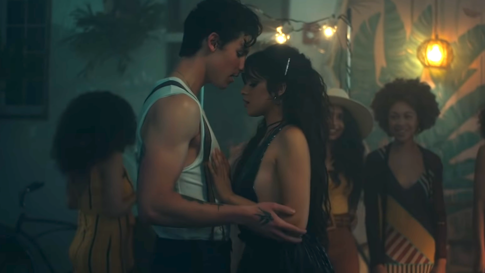 Shawn Mendes y Camila Cabello en el video de Señorita