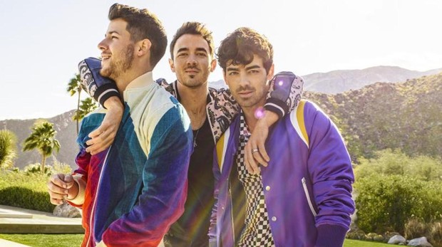 Los Jonas Brothers durante el videoclip de Cool
