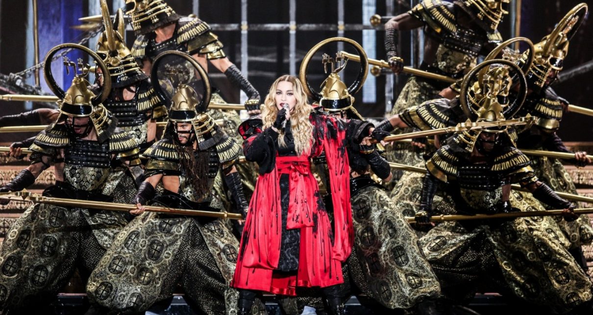 Madonna actuando durante su gira Rebel Heart Tour