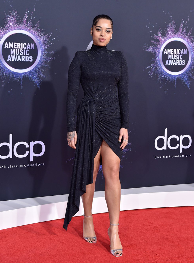 Ella Mai en la red carpet de los American Music Awards 2019