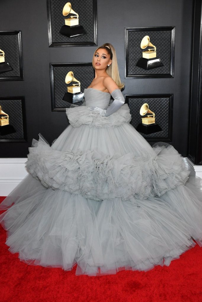 Ariana Grande en la alfombra roja de los premios Grammy 2020