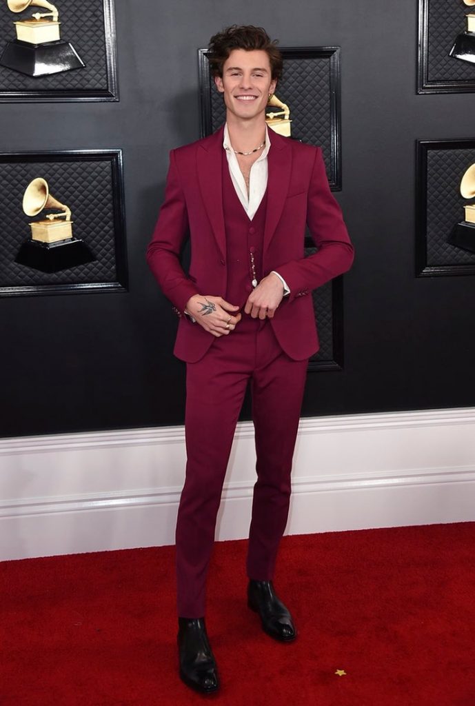 Shawn Mendes en la alfombra roja de los premios Grammy 2020