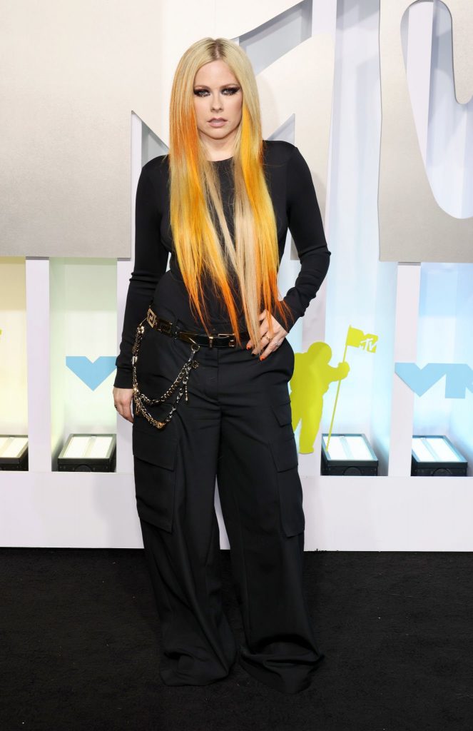Avril Lavigne en la black carpet de los MTV VMAs 2022