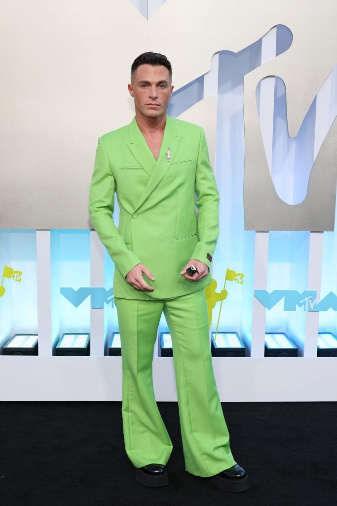 Colton Haynes en la black carpet de los MTV VMAs 2022