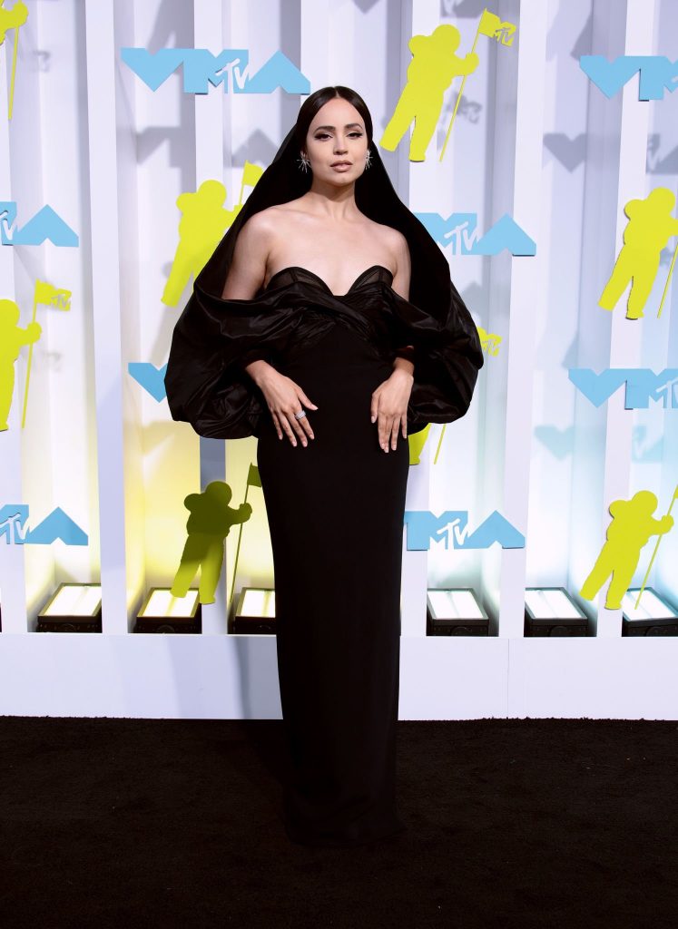 Sofia Carson en la black carpet de los MTV VMAs 2022