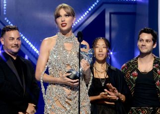 Taylor Swift anunciando su nuevo álbum en los VMAs 2022