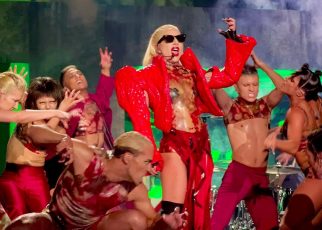 Lady Gaga actuando con Monster durante el Chromatica Ball