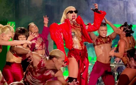 Lady Gaga actuando con Monster durante el Chromatica Ball