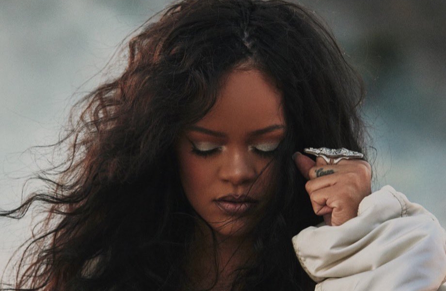 Rihanna en el vídeo de Lift Me Up