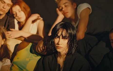 Aitana en el vídeo de Los Angeles