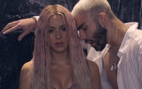 Shakira y Manuel Turizo en el vídeo de 'Copa Vacía'