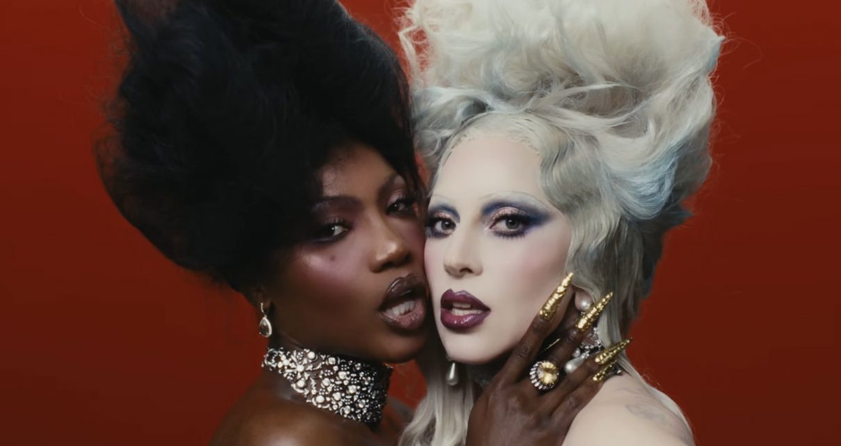 Lady Gaga y Doechii en el videoclip de RUNWAY