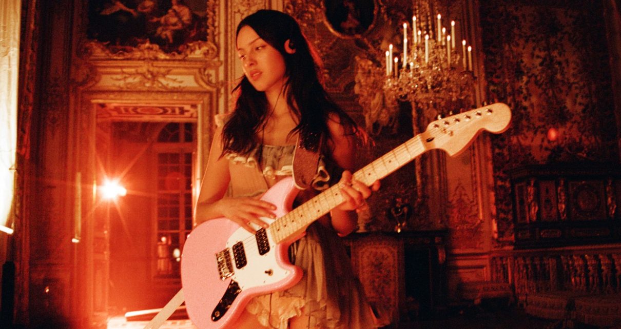 Olivia Rodrigo en el videoclip de drop dead