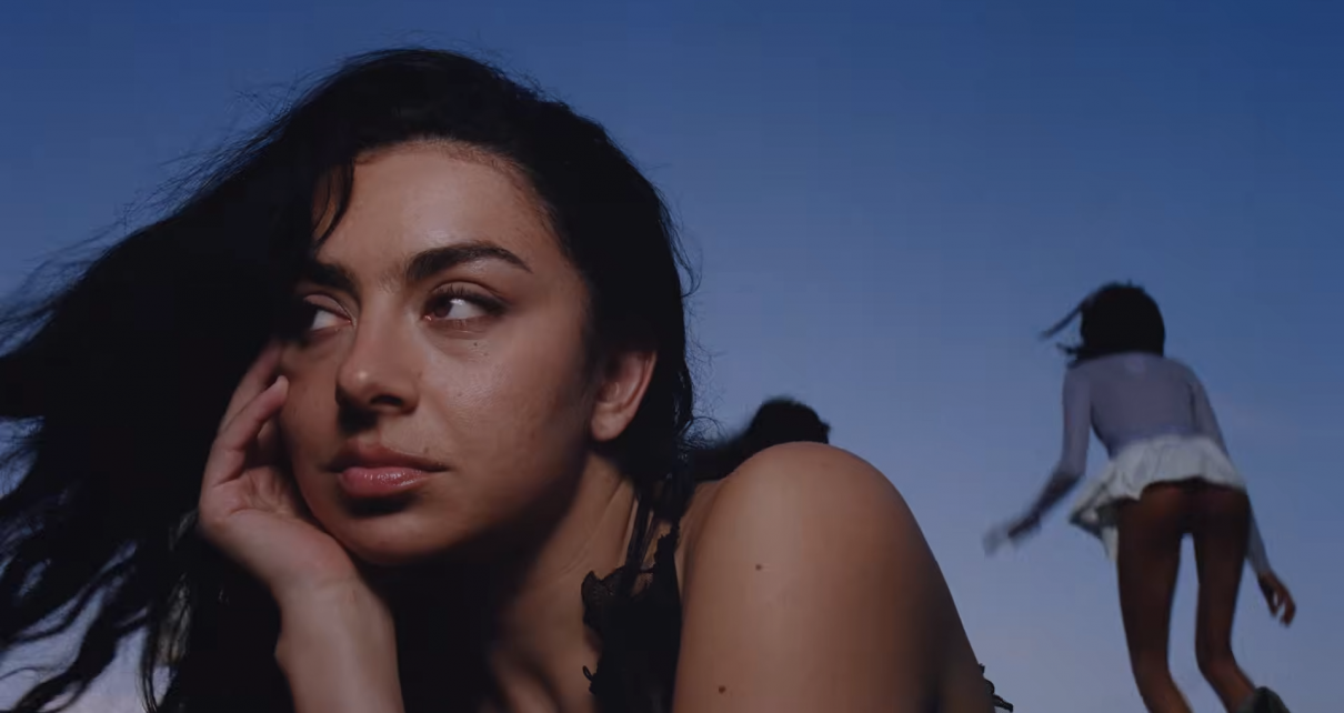 Charli XCX en el videoclip de Wink Wink