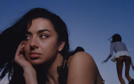 Charli XCX en el videoclip de Wink Wink