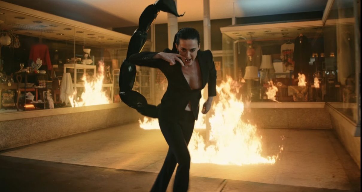 Katy Perry en el videoclip de Watch It Burn
