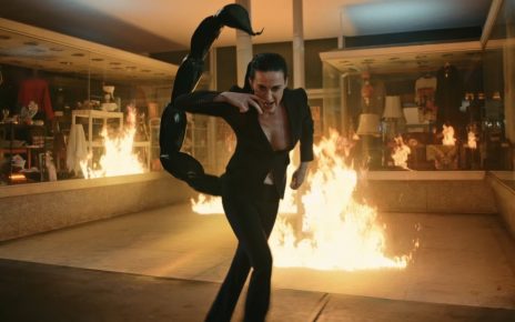 Katy Perry en el videoclip de Watch It Burn